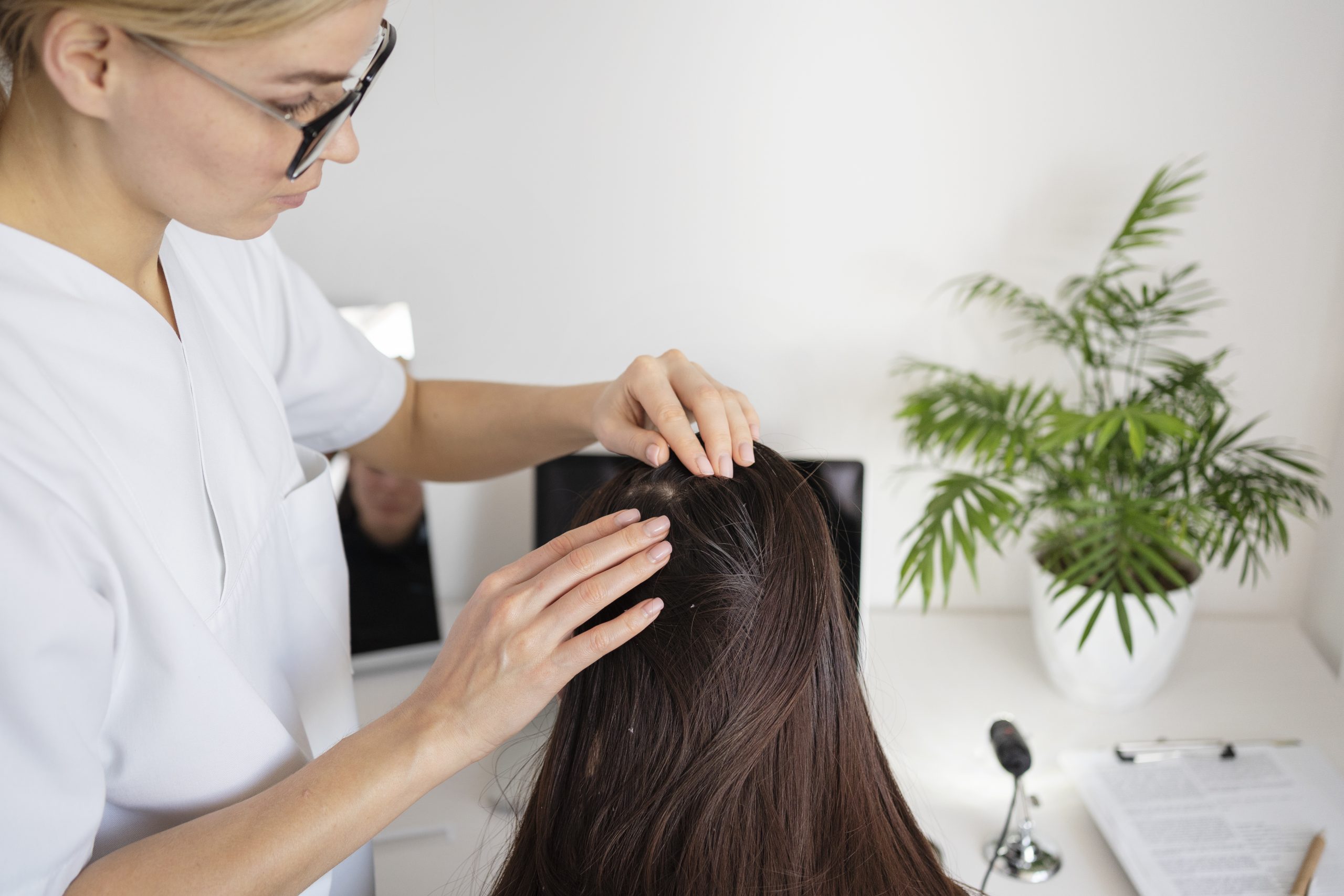 Análisis del Cuero Cabelludo y Cabello, Protocolos de Trabajos Técnicos y Cuidados Capilares Estéticos.