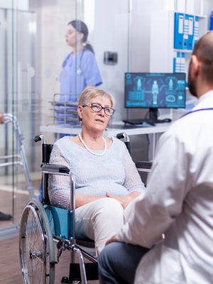¡Conviértete en el pilar fundamental del cuidado de nuestros mayores! Este curso está diseñado para formarte como Auxiliar de Enfermería en Geriatría, un profesional esencial en el acompañamiento y atención de personas mayores. Aprenderás a brindar cuidados especializados, promover el bienestar físico y emocional de los pacientes, y trabajar en equipo con otros profesionales de la salud. A lo largo del curso, desarrollarás habilidades prácticas y te familiarizarás con las mejores técnicas para mejorar la calidad de vida de nuestros mayores, desde el manejo de enfermedades crónicas hasta la creación de un entorno seguro y respetuoso.