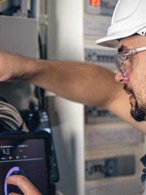 Supervisar y Realizar el Mantenimiento de Redes Eléctricas de Baja Tensión.